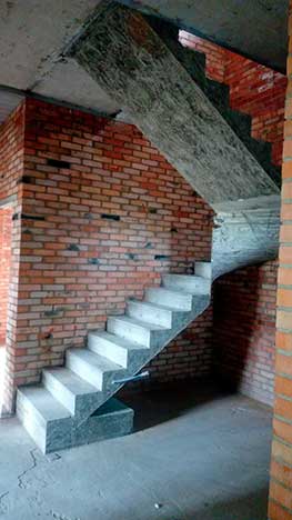 Монолитная лестница на второй этаж